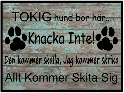 Tokig hund bor här...