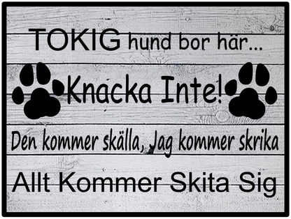 Tokig hund bor här...